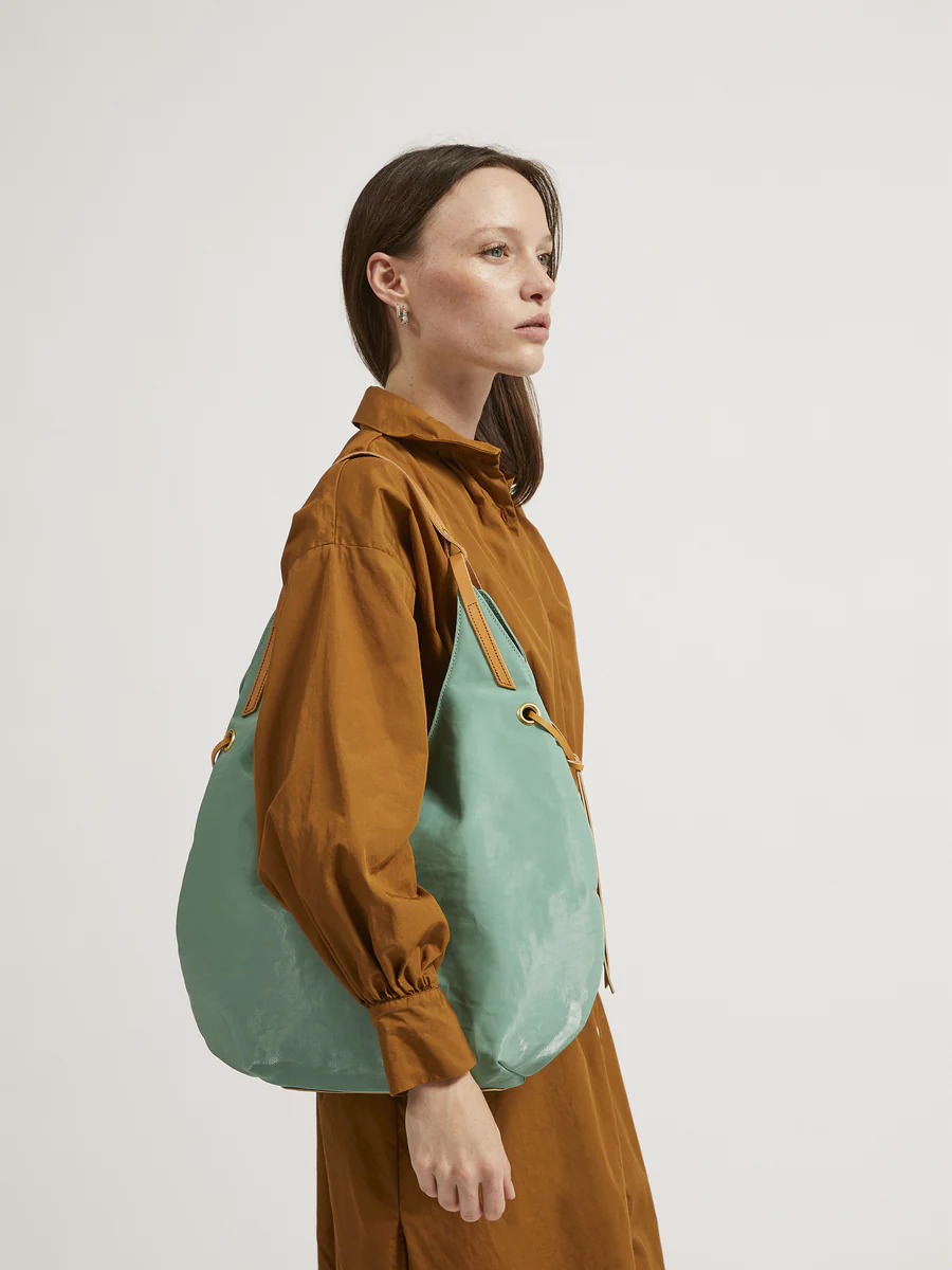 SAND Tote Premium Light in Coated Linen in Sauge