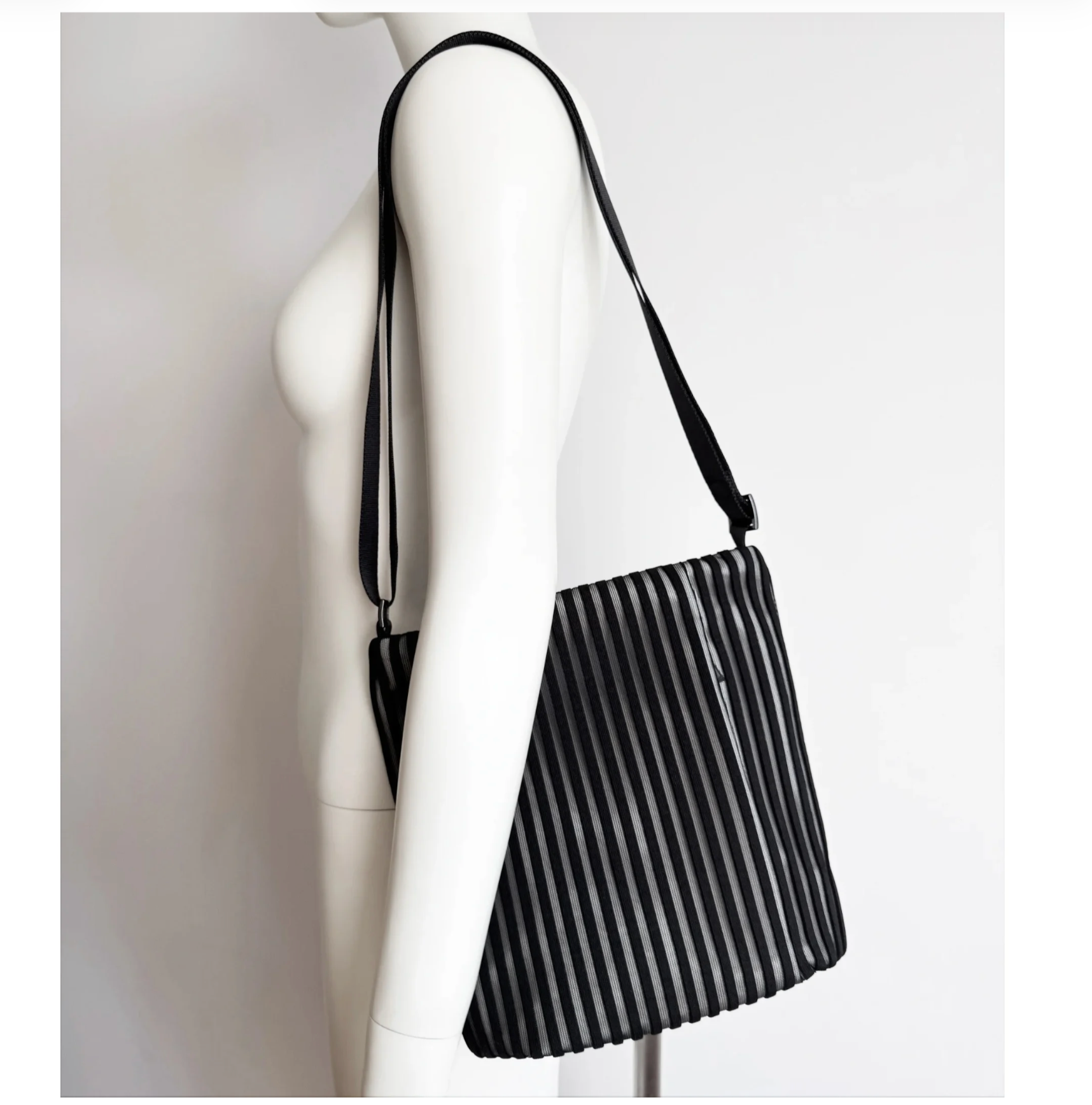 Acrylic Pochette Square DEEP in Black and White LINE - Big Bag NY