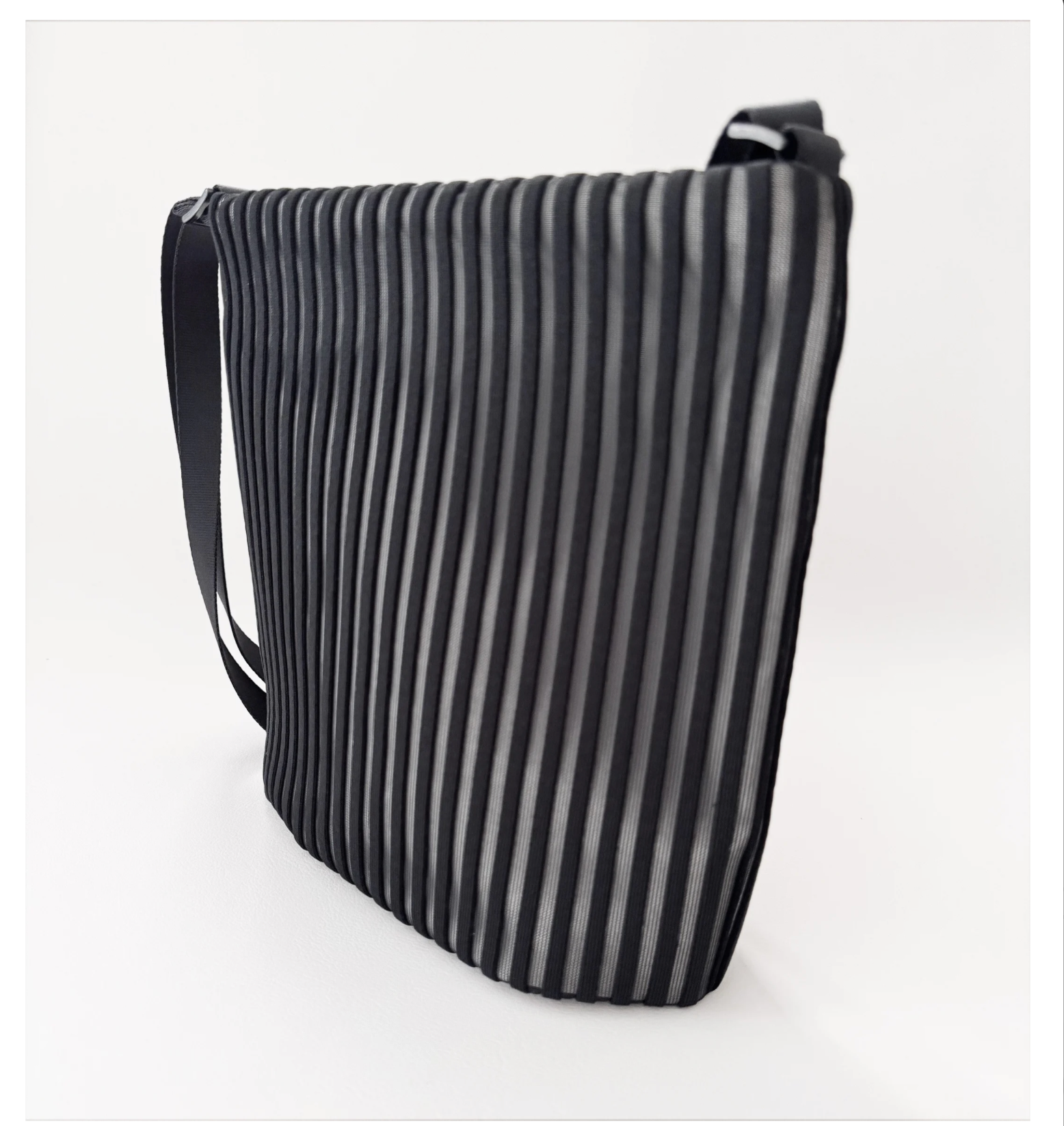 Acrylic Pochette Square DEEP in Black and White LINE - Big Bag NY
