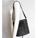 Pochette Square DEEP in Black and White LINE