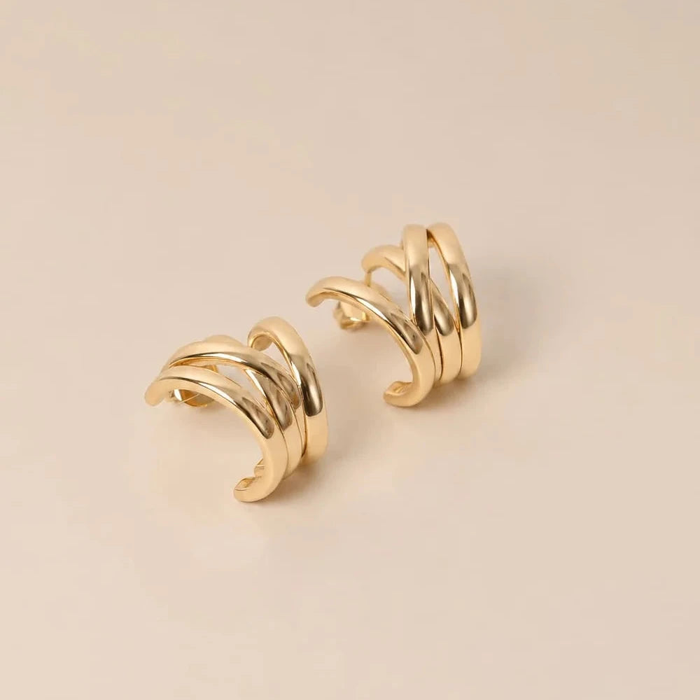 Waekura Elia Hoop Earrings Graphic hoop earrings made up of delicate intertwined lines. The statement touch of the season.
Dimensions: 11 mm (at the narrowest point) × 16 mm Big Bag NY 1